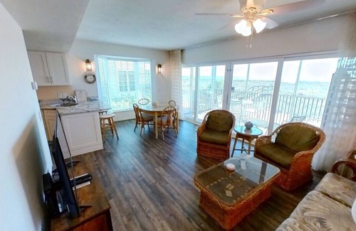 Palm Island Villa | Spectacular Sunset Views from this Comfortable Island Villa on Resort A3111B