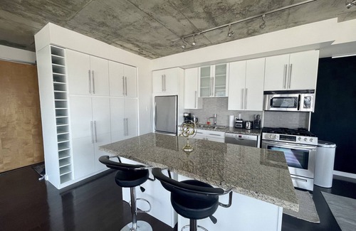 King West Village Condo | Spectacular Terrace - City/Lake View - 5 mins from major attractions