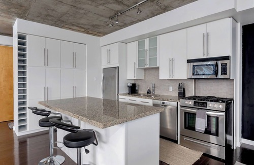 King West Village Condo | Spectacular Terrace - City/Lake View - 5 mins from major attractions