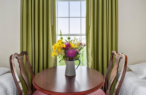 North East Hotel | Spectacular Top Floor Deluxe Suite With Beautiful View & More!