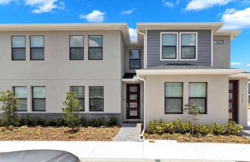 Kissimmee House | Spectacular! Townhome 9 Miles to Disney World!