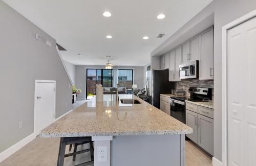 Kissimmee House | Spectacular! Townhome 9 Miles to Disney World!