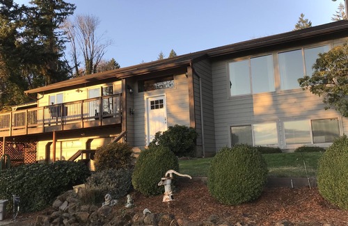 Newberg House | Spectacular Valley View in Wine Country