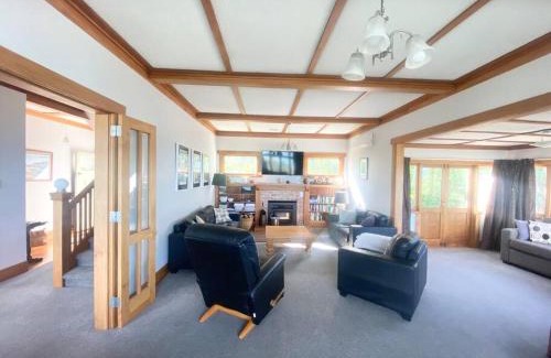 Bluff Hill Villa | Spectacular View atop Napier Hill - Space for all!