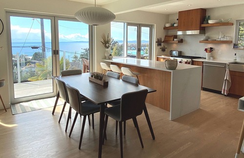 South Oak Bay House | Spectacular view of the Salish Sea and the Olympic Peninsula