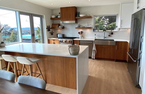 South Oak Bay House | Spectacular view of the Salish Sea and the Olympic Peninsula