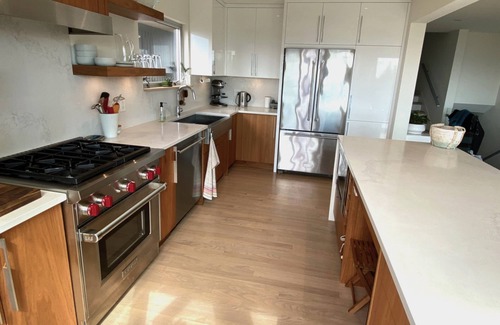 South Oak Bay House | Spectacular view of the Salish Sea and the Olympic Peninsula