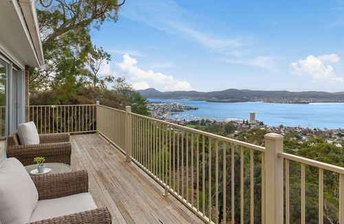 Mount Nelson House | Spectacular Views - 2 Bedrooms - Free Parking - Mount Nelson