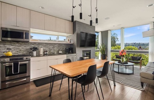 Eastlake House | Spectacular Views from this 3 Bedroom Designer Home w/Priv Rooftop, AC