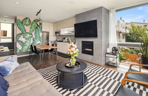 Eastlake House | Spectacular Views from this 3 Bedroom Designer Home w/Priv Rooftop, AC