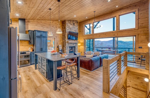 Epworth House | Spectacular Views - Golden Tee - Shuffle Board - Hot Tub - 4 King Rooms