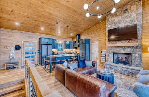 Epworth House | Spectacular Views - Golden Tee - Shuffle Board - Hot Tub - 4 King Rooms