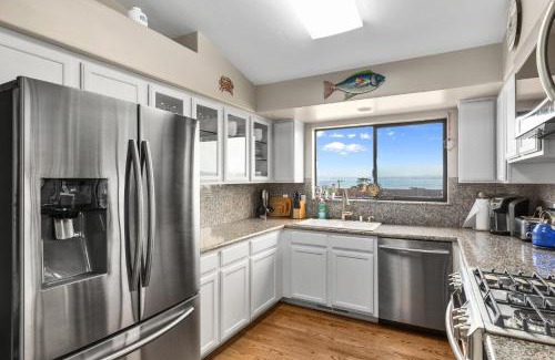 Monterey House | Spectacular Views - Walk to Cannery Row and the Aquarium