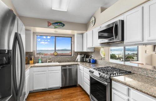 Monterey House | Spectacular Views - Walk to Cannery Row and the Aquarium