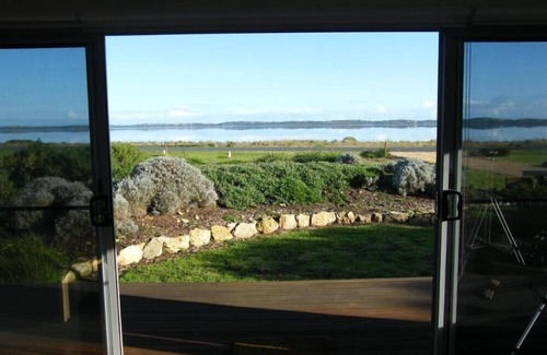 Bonney House | Spectacular water views, wood fire, kayaks, bikes.