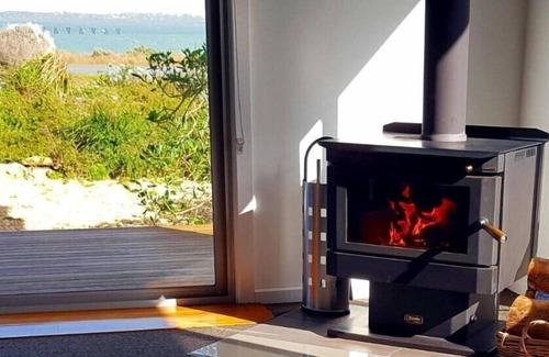 Bonney House | Spectacular water views, wood fire, kayaks, bikes.