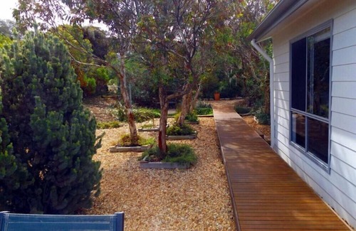 Bonney House | Spectacular water views, wood fire, kayaks, bikes.