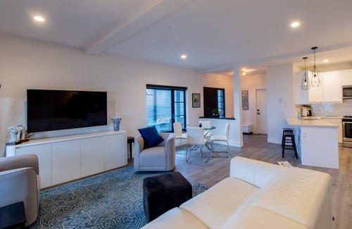 Comox House | Spectacular Waterfront Suite in the Heart of Comox