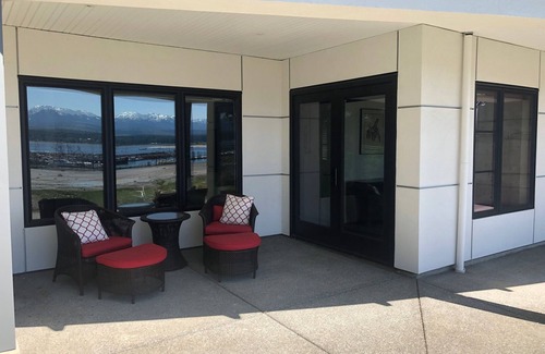 Comox House | Spectacular Waterfront Suite in the Heart of Comox