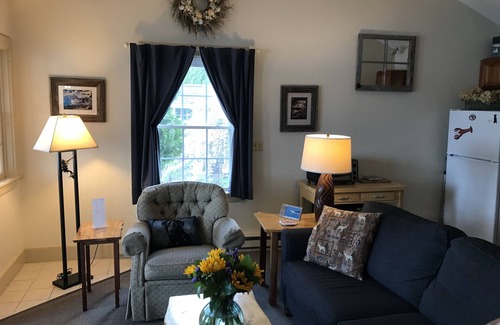 Edgecomb Cottage | Spectacular Waterfront Cottage: Charming Getaway on The Sheepscot River