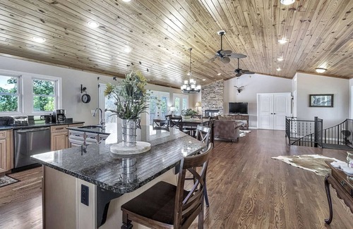 Granville House | Specular Lake Vews in Historic Granville,TN