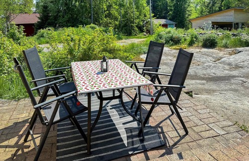 Graddo House | Spend a relaxing holiday in this charming holiday home with sea views.