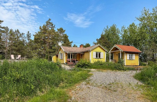 Graddo House | Spend a relaxing holiday in this charming holiday home with sea views.