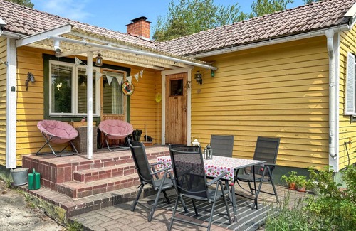 Graddo House | Spend a relaxing holiday in this charming holiday home with sea views.