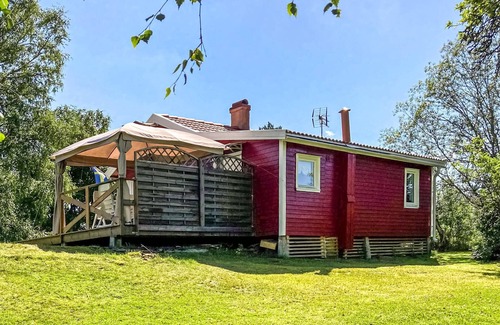 Tanum O House | Spend a relaxing vacation close to nature in this vacation home with lake view.