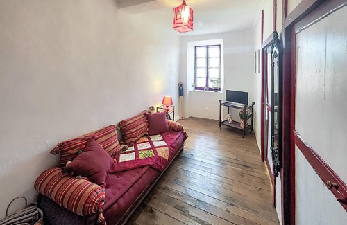 Angles House | Spend a relaxing vacation in this inviting cottage with rustic charm.