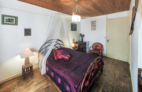 Angles House | Spend a relaxing vacation in this inviting cottage with rustic charm.