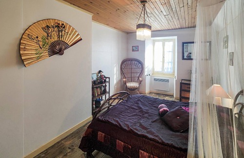 Angles House | Spend a relaxing vacation in this inviting cottage with rustic charm.