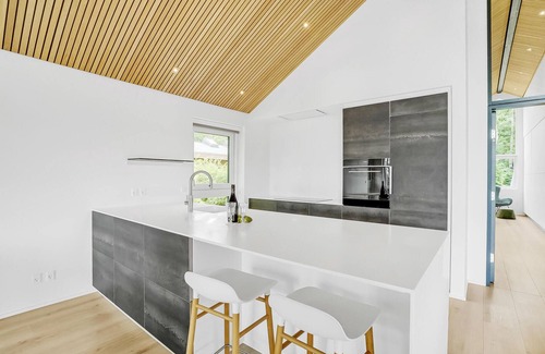 Sunds House | Spend a wonderful holiday in this holiday home in the 2nd row to the lake.