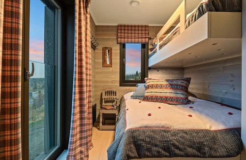 Lillehammer Apartment | Spend a wonderful vacation in this comfortable vacation home with mountain view and sauna.