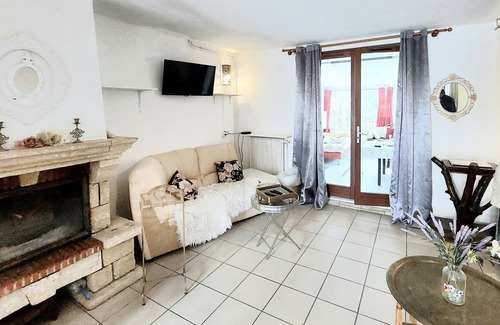 Cesson House | Spend an unforgettable vacation in this inviting cottage surrounded by beautiful nature.