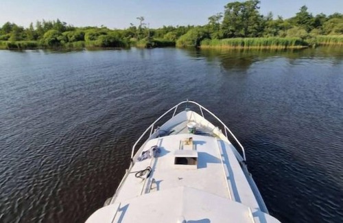 Heerenveen Boat Rental | Spend the night on a boat near Sneek, Joure & Heerenveen