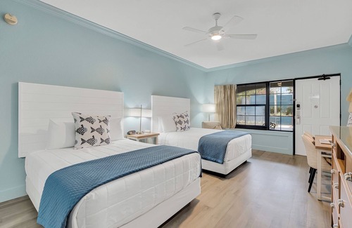 Crystal Beach Hotel | Spend Time with Your Family and Dog at the Beachside Inn Hotel!