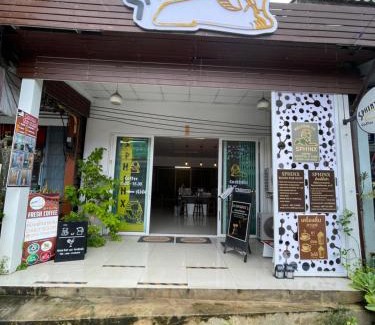 Nuea Khlong House | Sphinx room