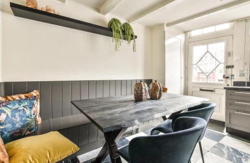 De Weteringschans House | Spiegelgracht Apartments with Canal View