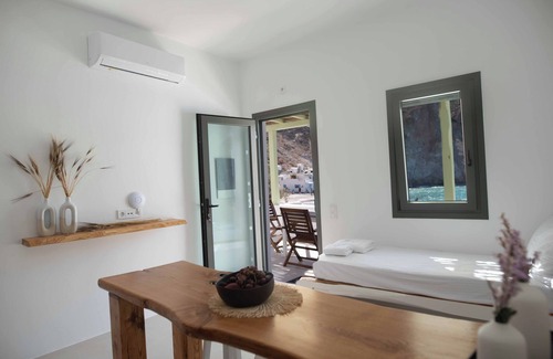 Firopotamos Resort | Spilia Milos waterfront property