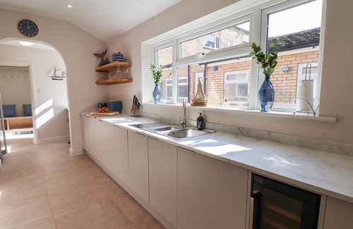 South Cliff House | SPINNAKER HOUSE, pet friendly, country holiday cottage in Scarborough