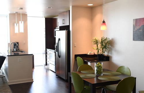 Downtown Denver Condo | ❤️SPIRE LOFT-Pool-Hot Tub-Gym-Parking-Views-WiFi-Washer/dryer in unit-Smart TV❤️