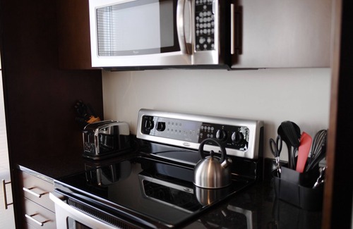 Downtown Denver Condo | ❤️SPIRE LOFT-Pool-Hot Tub-Gym-Parking-Views-WiFi-Washer/dryer in unit-Smart TV❤️