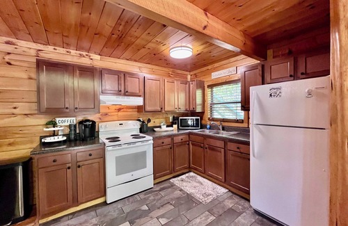 Rogers Cabin | Spirit Lake Manor | Lakeside | Private | Hot Tub