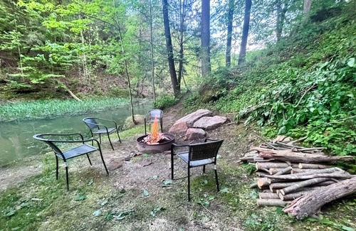 Rogers Cabin | Spirit Lake Manor | Lakeside | Private | Hot Tub