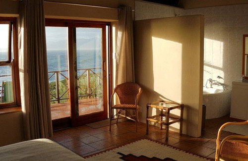 De Kelders Bed & Breakfast | Spitzeseafront. .Beachfront, Whale watching