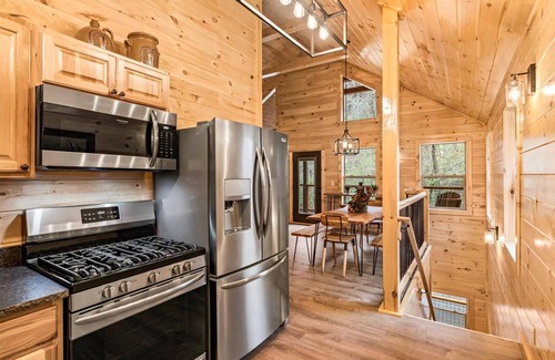 Pigeon Forge Cabin | 💦SPLASH💦 into Stunning POOL Cabin- PRIVATE Indoor Pool & Multigame Arcade!