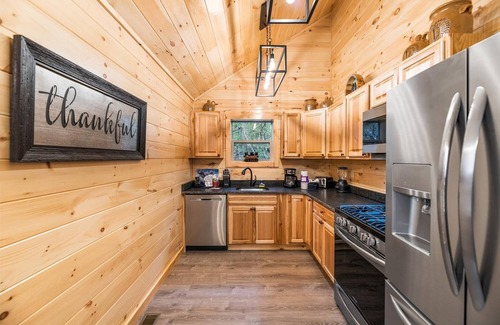 Pigeon Forge Cabin | 💦SPLASH💦 into Stunning POOL Cabin- PRIVATE Indoor Pool & Multigame Arcade!