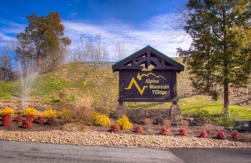 Pigeon Forge Cabin | 💦SPLASH💦 into Stunning POOL Cabin- PRIVATE Indoor Pool & Multigame Arcade!