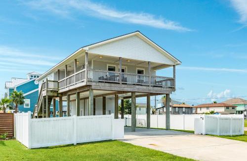 Jamaica Beach House | Splash Soak and S'mores: Your Bayside Getaway Awaits